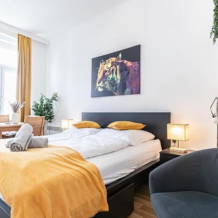 Explore Vienna: 1Br Retreat Near Westbahnhof Eksteriør billede