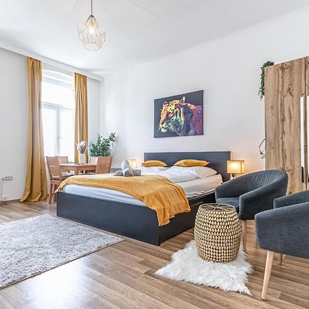Explore Vienna: 1Br Retreat Near Westbahnhof Eksteriør billede