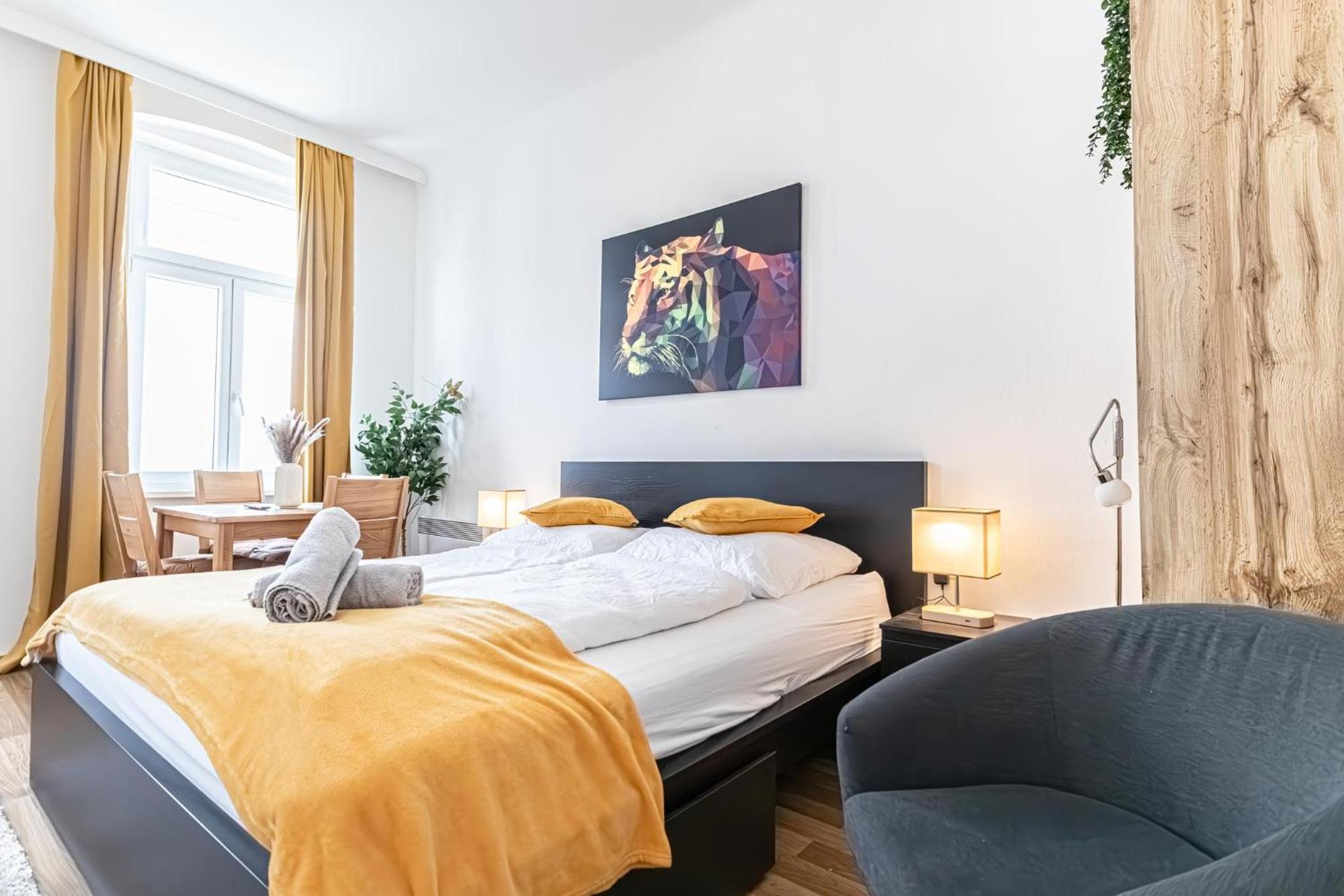 Explore Vienna: 1Br Retreat Near Westbahnhof Eksteriør billede