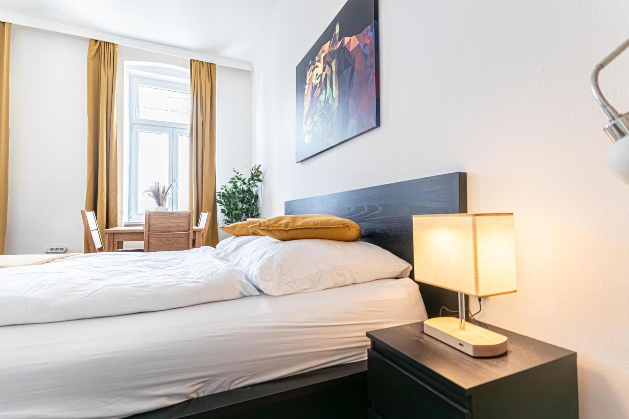 Explore Vienna: 1Br Retreat Near Westbahnhof Eksteriør billede