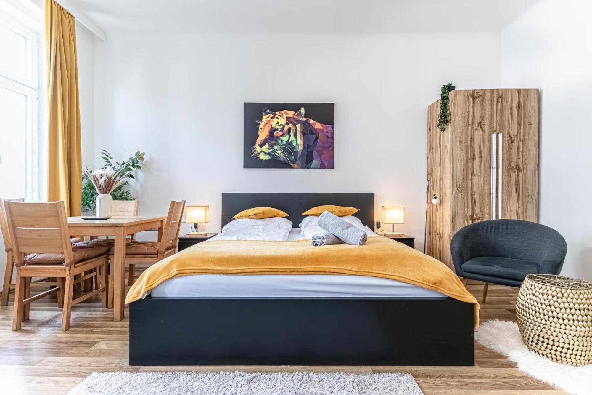 Explore Vienna: 1Br Retreat Near Westbahnhof Eksteriør billede
