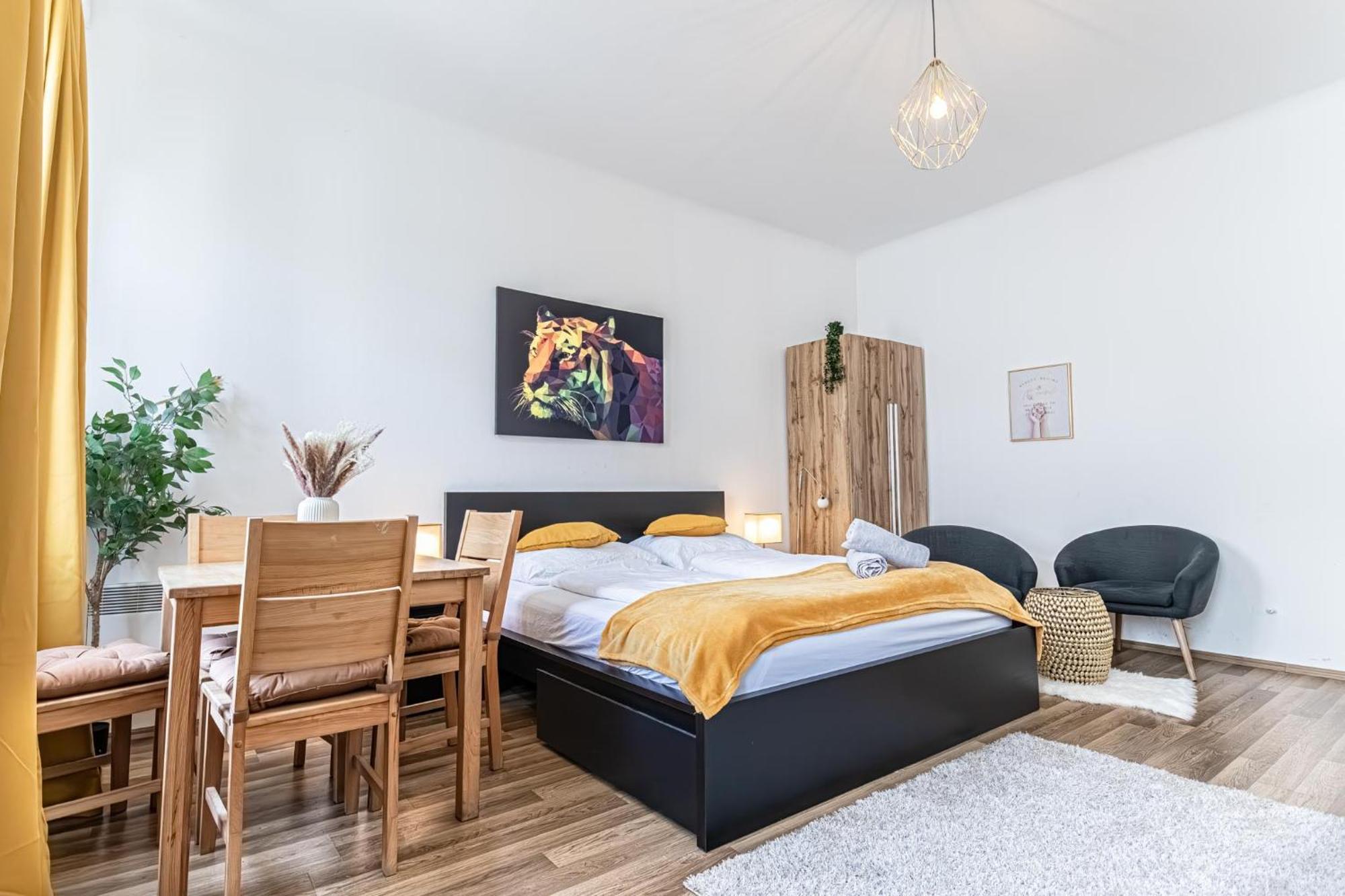 Explore Vienna: 1Br Retreat Near Westbahnhof Eksteriør billede
