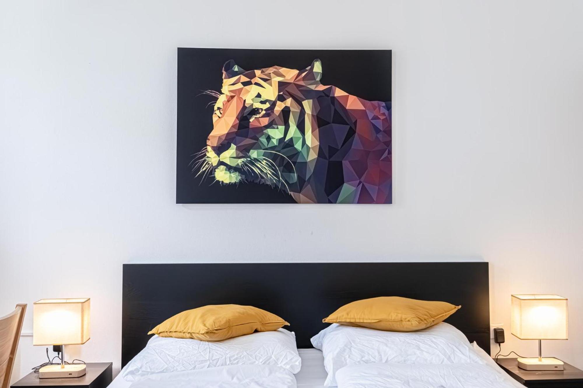 Explore Vienna: 1Br Retreat Near Westbahnhof Eksteriør billede