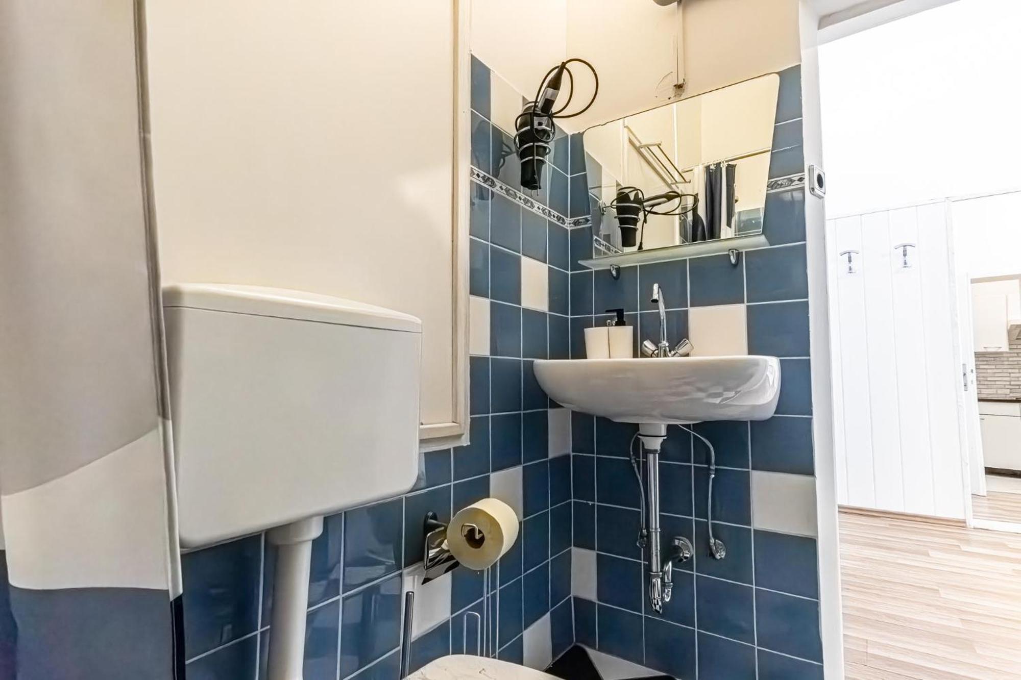 Explore Vienna: 1Br Retreat Near Westbahnhof Eksteriør billede