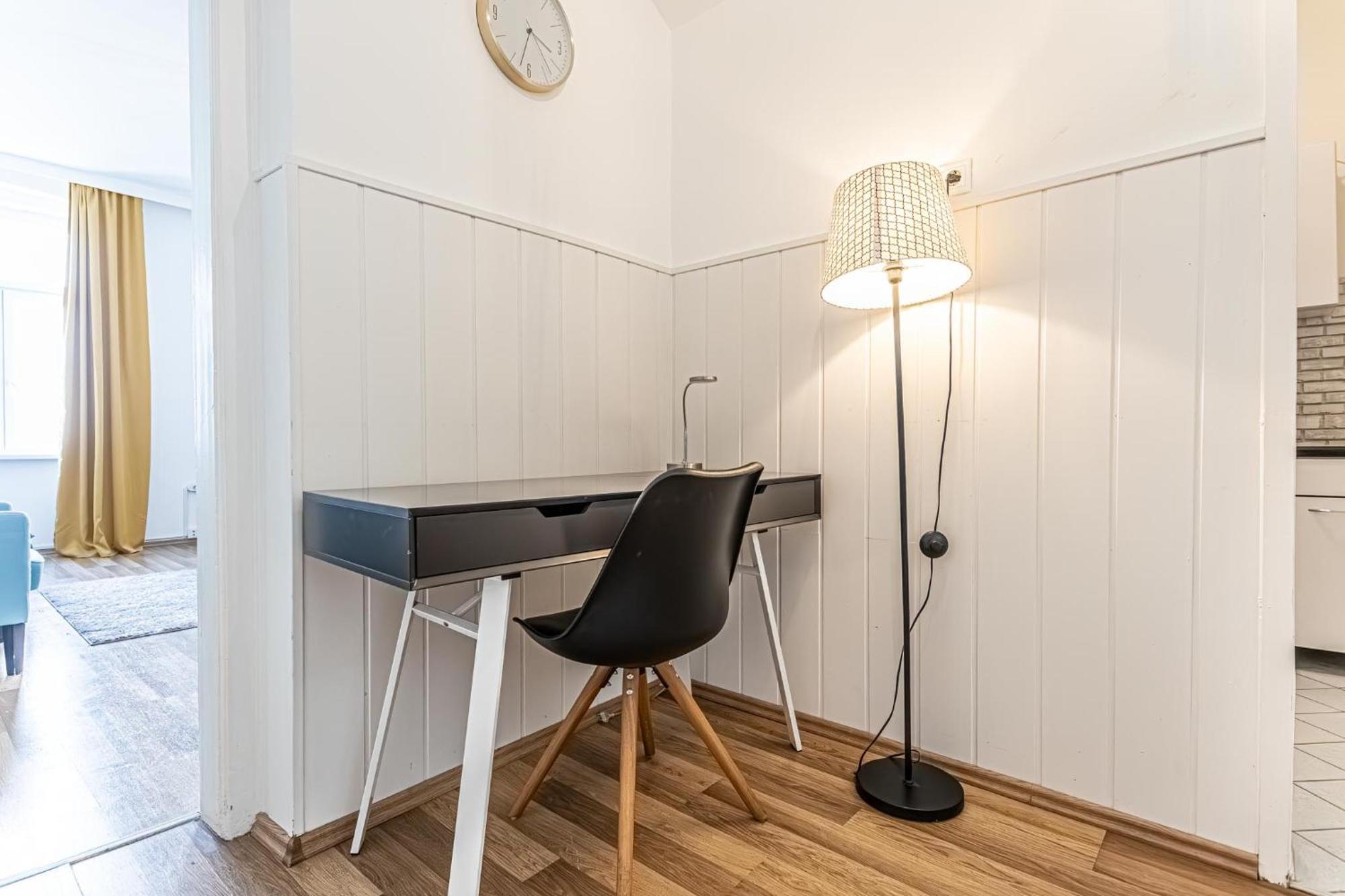 Explore Vienna: 1Br Retreat Near Westbahnhof Eksteriør billede