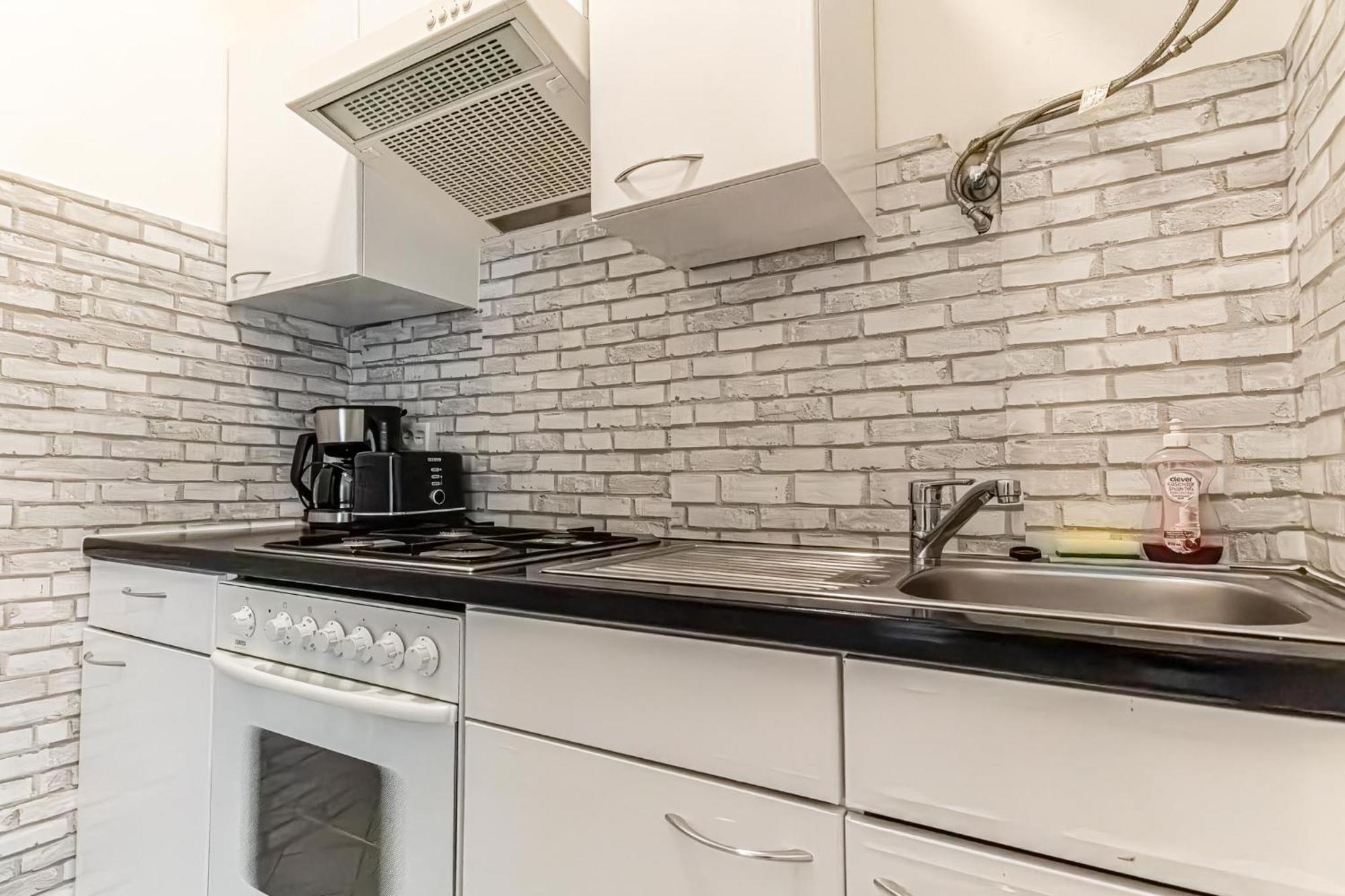 Explore Vienna: 1Br Retreat Near Westbahnhof Eksteriør billede