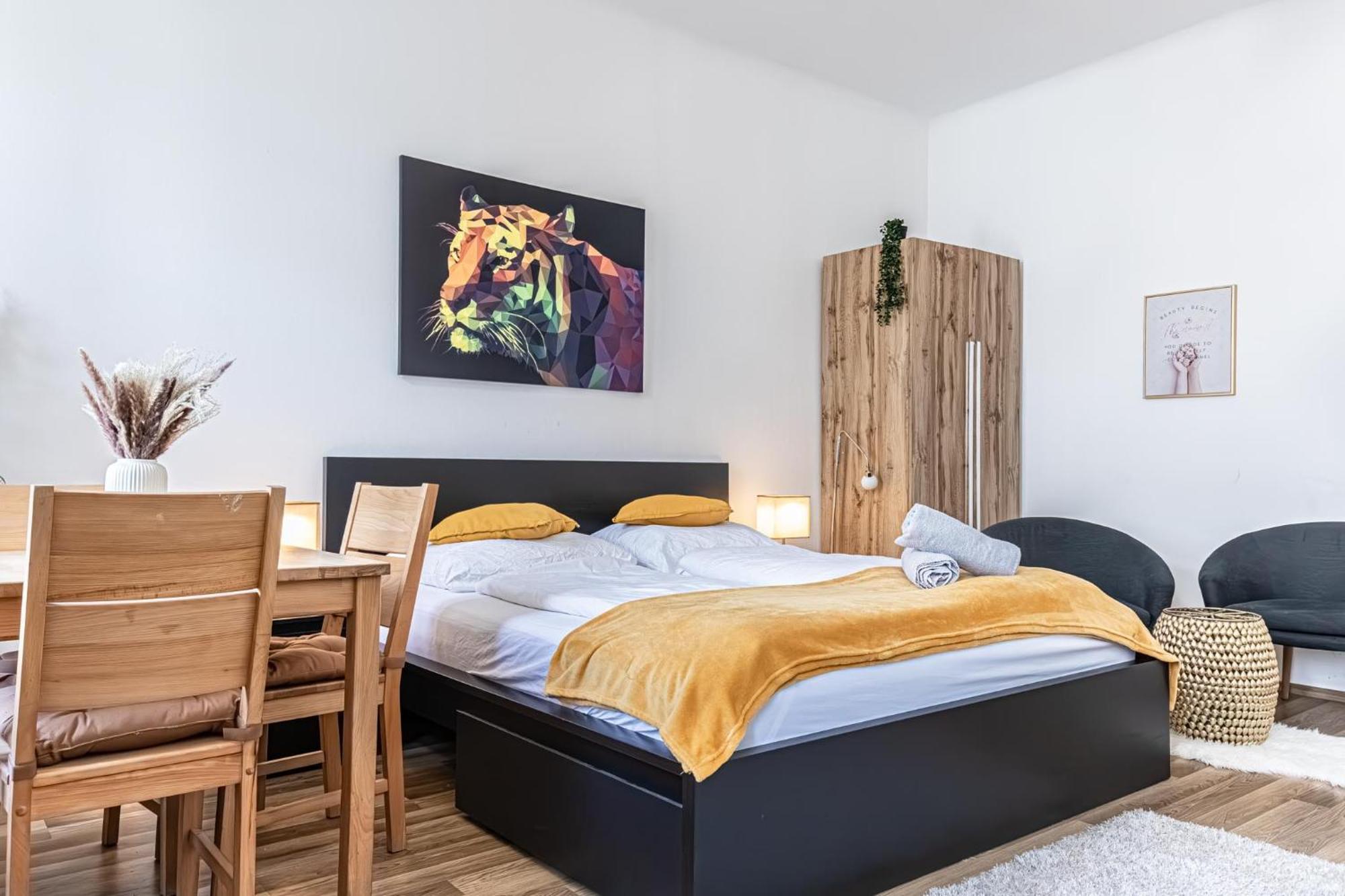 Explore Vienna: 1Br Retreat Near Westbahnhof Eksteriør billede